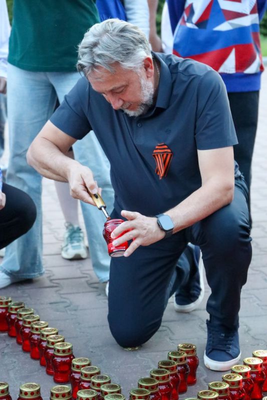 Накануне Дня памяти и скорби у Обелиска Славы прошла акция «Свеча Памяти» Накануне Дня памяти и скорби у Обелиска Славы прошла акция «Свеча Памяти»
