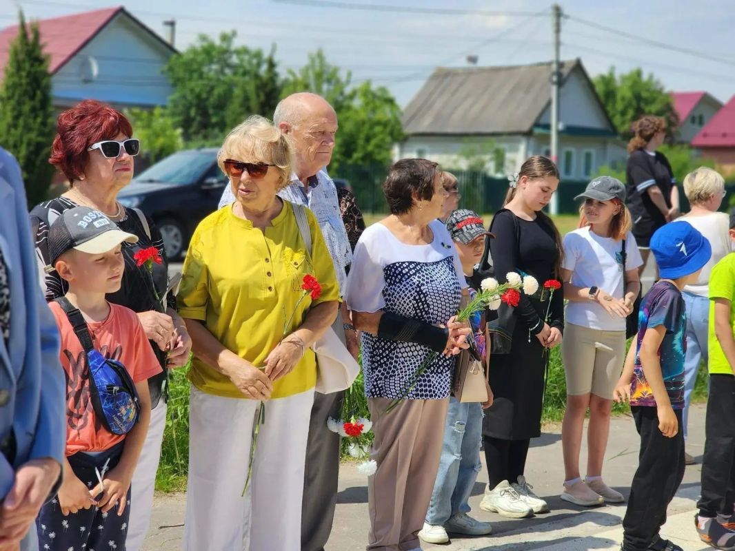 «Память, высеченная в камне»: жители возложили цветы к обелиску в посёлке Фосфоритный «Память, высеченная в камне»: жители возложили цветы к обелиску в посёлке Фосфоритный