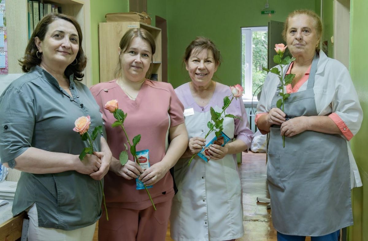 Активисты «Молодой Гвардии Единой России» по всей Московской области вышли к больницам и поликлиникам с цветами, открытками и словами благодарности