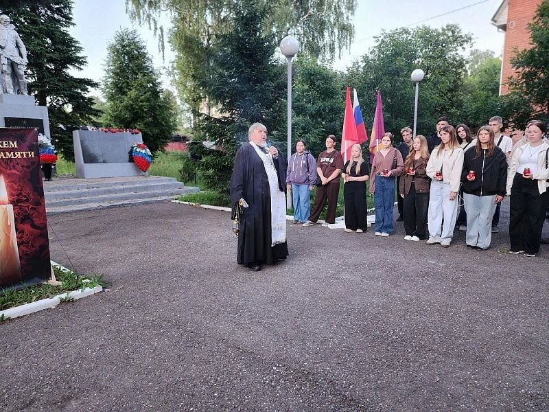 Накануне Дня памяти и скорби в посёлке имени Цюрупы прошла акция «Свеча памяти» Накануне Дня памяти и скорби в посёлке имени Цюрупы прошла акция «Свеча памяти»