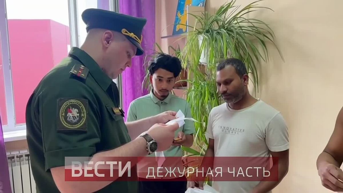 Сегодня рано утром в одном из хостелов в Домодедово военные следователи проверяли мигрантов на право пребывания в РФ, а у тех, кто недавно получил гражданство России - отметки о постановке на воинский учет
