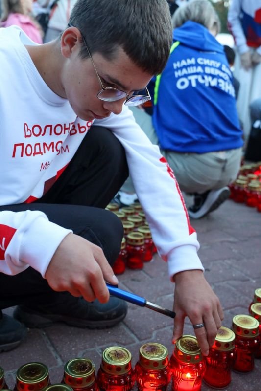 Накануне Дня памяти и скорби у Обелиска Славы прошла акция «Свеча Памяти» Накануне Дня памяти и скорби у Обелиска Славы прошла акция «Свеча Памяти»