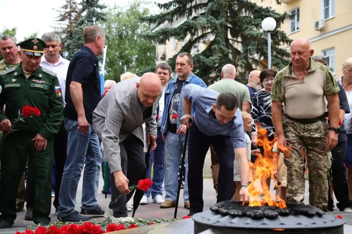 22 июня, в День памяти и скорби, жители Воскресенска собрались у мемориала «Вечный огонь», чтобы почтить память павших в Великой Отечественной войне 22 июня, в День памяти и скорби, жители Воскресенска собрались у мемориала «Вечный огонь», чтобы почтить память павших в Великой Отечественной войне