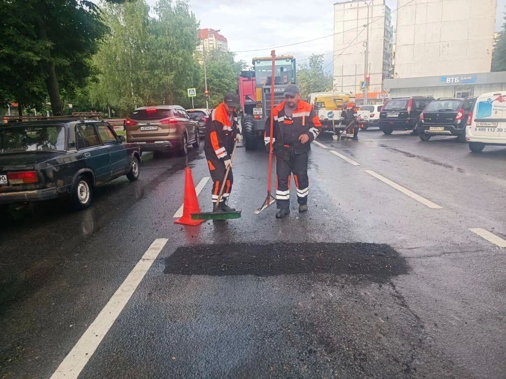 Сегодня, 22 июня, сотрудники предприятия «Автобытдор» проведут ямочный ремонт на дорогах и дворовых территориях по следующим адресам: