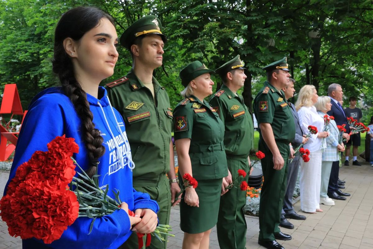Памятные мероприятия с возложением цветов, посвящённые 85-й годовщине начала Великой Отечественной войны также состоялись у Вечного огня на Мемориале Славы и у памятника Защитникам Отечества в микрорайоне Юбилейный Памятные мероприятия с возложением цветов, посвящённые 85-й годовщине начала Великой Отечественной войны также состоялись у Вечного огня на Мемориале Славы и у памятника Защитникам Отечества в микрорайоне Юбилейный
