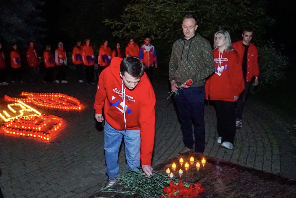 В сквере Марии Рубцовой зажгли свечи в память о героях Отечества В сквере Марии Рубцовой зажгли свечи в память о героях Отечества