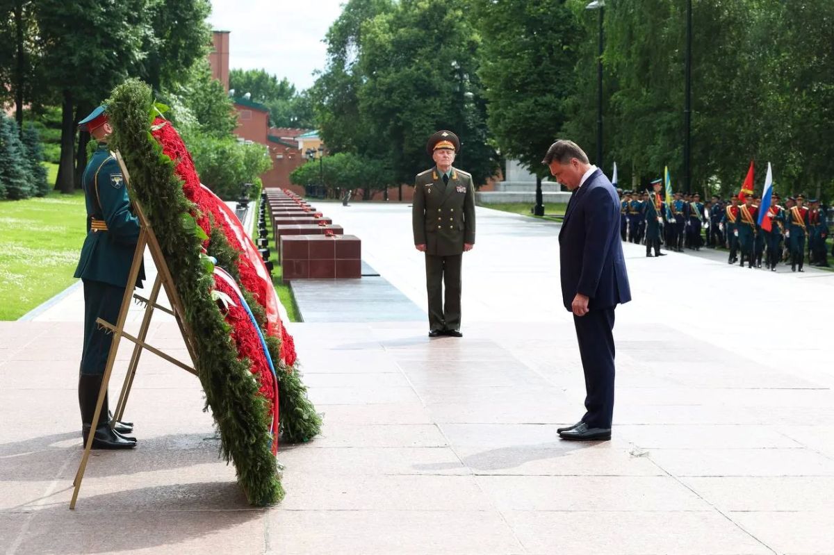 Андрей Воробьев: Сегодня, в День памяти и скорби, вместе с выпускниками из Подмосковья возложили цветы к Могиле Неизвестного Солдата в Александровском саду
