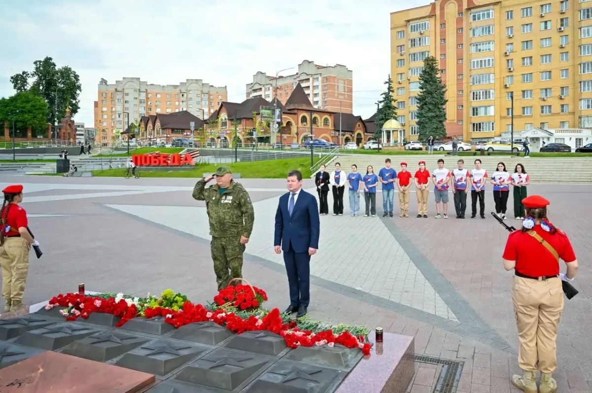 На площади Победы состоялась акция «Свеча памяти», которую ежегодно проводит партия «Единая Россия» На площади Победы состоялась акция «Свеча памяти», которую ежегодно проводит партия «Единая Россия»