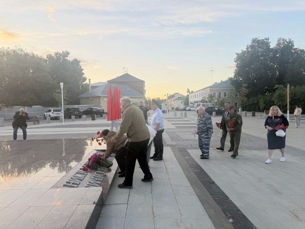 В День памяти и скорби сотрудники полиции ОМВД России «Зарайский» и представители Всероссийской общественной организации «Боевое братство» почтили минутой молчания память погибших в годы Великой Отечественной войны В День памяти и скорби сотрудники полиции ОМВД России «Зарайский» и представители Всероссийской общественной организации «Боевое братство» почтили минутой молчания память погибших в годы Великой Отечественной войны