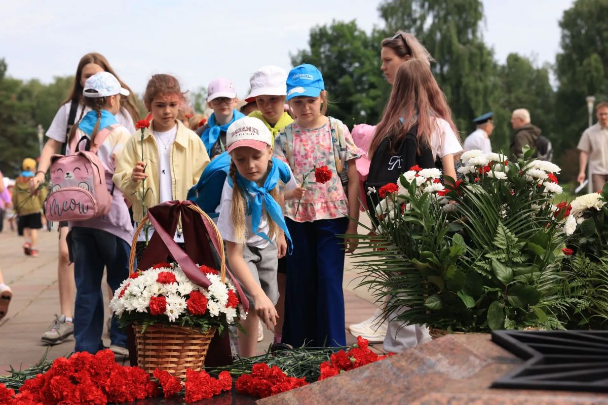 Памятные мероприятия с возложением цветов, посвящённые 85-й годовщине начала Великой Отечественной войны также состоялись у Вечного огня на Мемориале Славы и у памятника Защитникам Отечества в микрорайоне Юбилейный Памятные мероприятия с возложением цветов, посвящённые 85-й годовщине начала Великой Отечественной войны также состоялись у Вечного огня на Мемориале Славы и у памятника Защитникам Отечества в микрорайоне Юбилейный