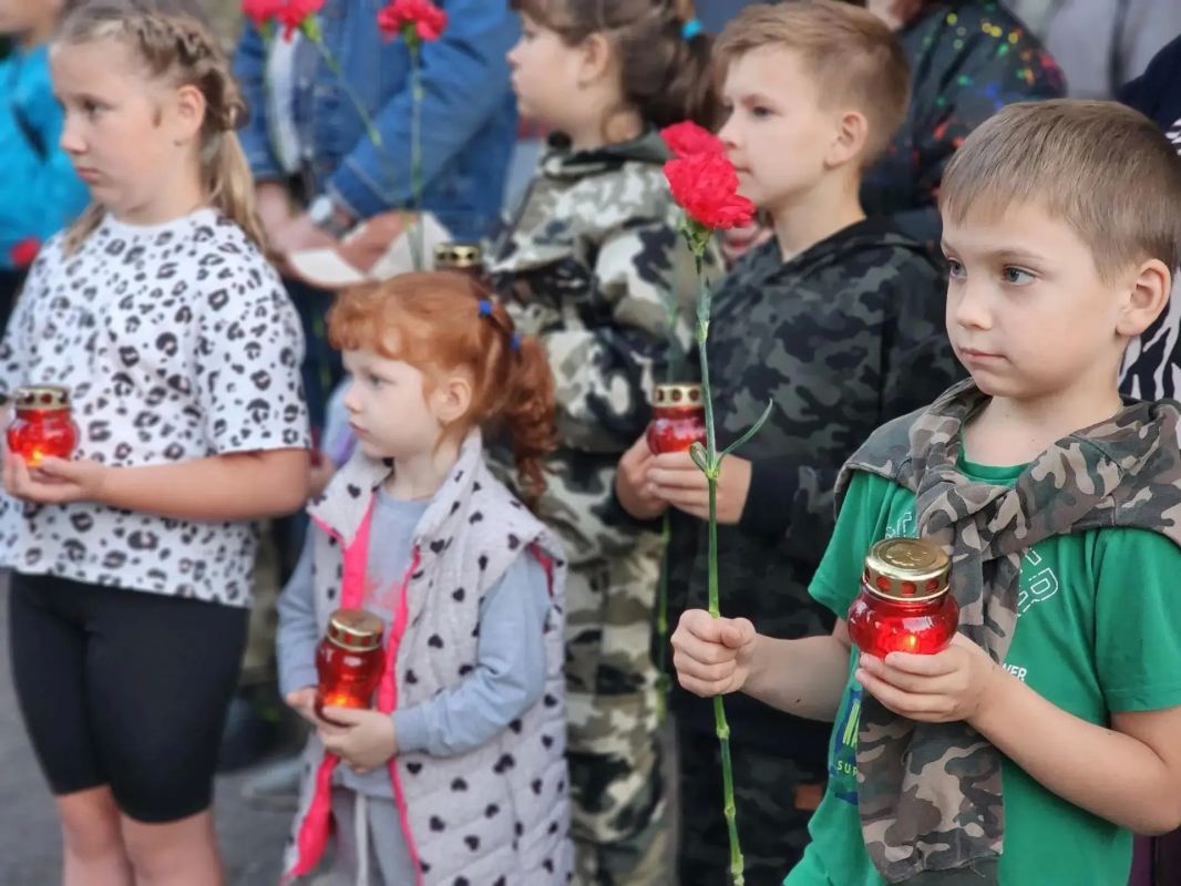 Накануне Дня памяти и скорби в посёлке имени Цюрупы прошла акция «Свеча памяти» Накануне Дня памяти и скорби в посёлке имени Цюрупы прошла акция «Свеча памяти»