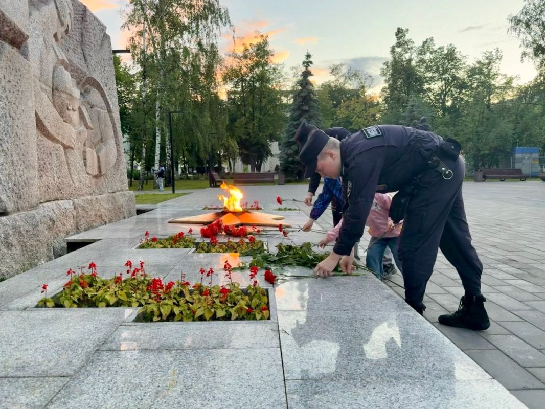 В Ступине полицейские провели патриотическую акцию «Завтра была война» В Ступине полицейские провели патриотическую акцию «Завтра была война»