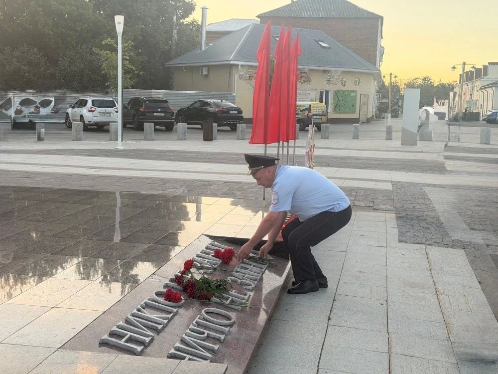 В День памяти и скорби сотрудники полиции ОМВД России «Зарайский» и представители Всероссийской общественной организации «Боевое братство» почтили минутой молчания память погибших в годы Великой Отечественной войны В День памяти и скорби сотрудники полиции ОМВД России «Зарайский» и представители Всероссийской общественной организации «Боевое братство» почтили минутой молчания память погибших в годы Великой Отечественной войны