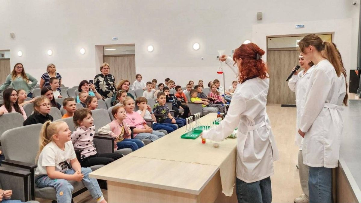 На «Умных каникулах» подольским школьникам показали химическое шоу На «Умных каникулах» подольским школьникам показали химическое шоу