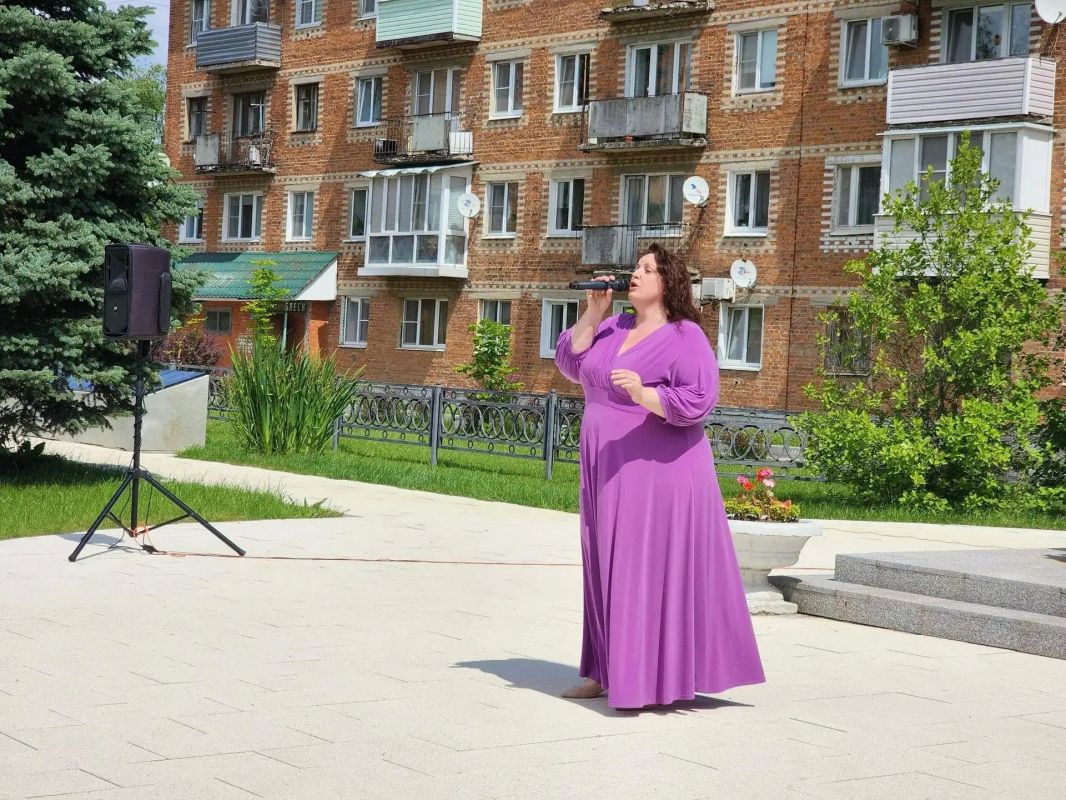 «Память, высеченная в камне»: жители возложили цветы к обелиску в посёлке Фосфоритный «Память, высеченная в камне»: жители возложили цветы к обелиску в посёлке Фосфоритный