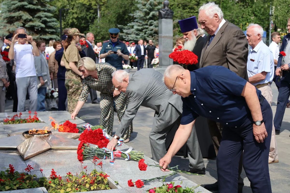 Сергей Мужальских: В сквере имени Героя Советского Союза В.Ф. Полякова принял участие в торжественной церемонии возложения цветов, посвящённой Дню памяти и скорби — дню начала Великой Отечественной войны Сергей Мужальских: В сквере имени Героя Советского Союза В.Ф. Полякова принял участие в торжественной церемонии возложения цветов, посвящённой Дню памяти и скорби — дню начала Великой Отечественной войны