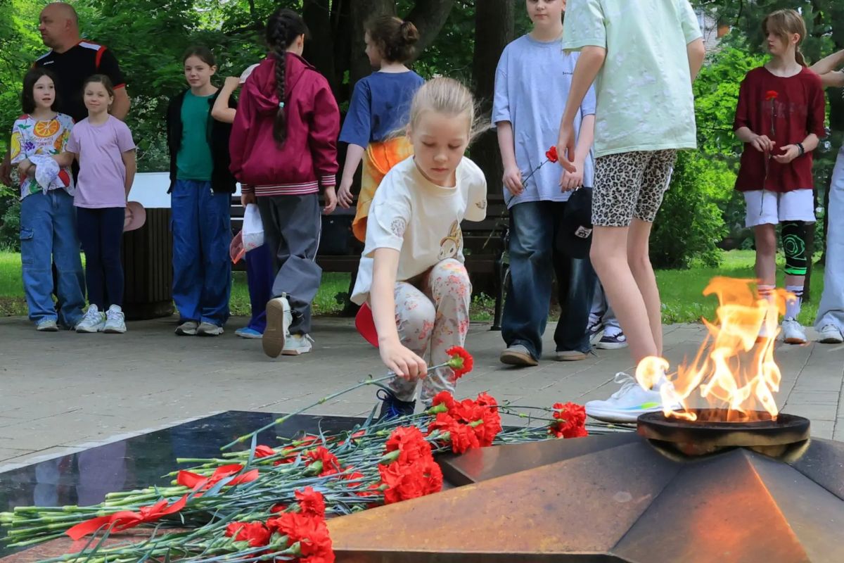 Памятные мероприятия с возложением цветов, посвящённые 85-й годовщине начала Великой Отечественной войны также состоялись у Вечного огня на Мемориале Славы и у памятника Защитникам Отечества в микрорайоне Юбилейный Памятные мероприятия с возложением цветов, посвящённые 85-й годовщине начала Великой Отечественной войны также состоялись у Вечного огня на Мемориале Славы и у памятника Защитникам Отечества в микрорайоне Юбилейный