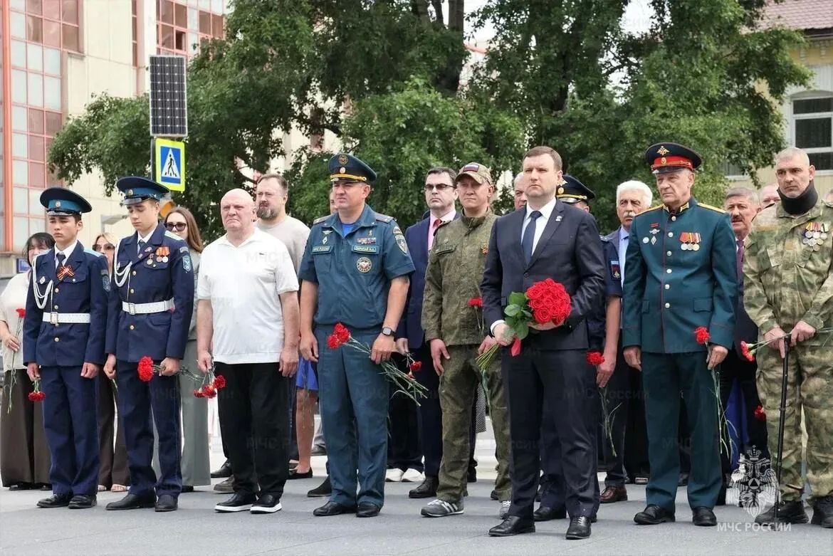 Сотрудники МЧС России почтили подвиг героев Великой Отечественной войны Сотрудники МЧС России почтили подвиг героев Великой Отечественной войны