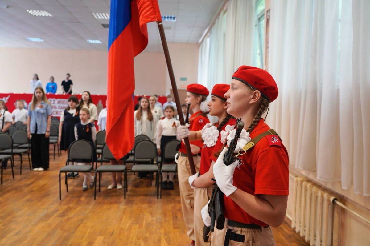Вальс Победы станцевали на уроке мужества учащиеся гимназии № 4