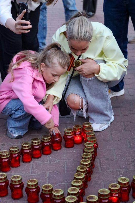 Накануне Дня памяти и скорби у Обелиска Славы прошла акция «Свеча Памяти» Накануне Дня памяти и скорби у Обелиска Славы прошла акция «Свеча Памяти»