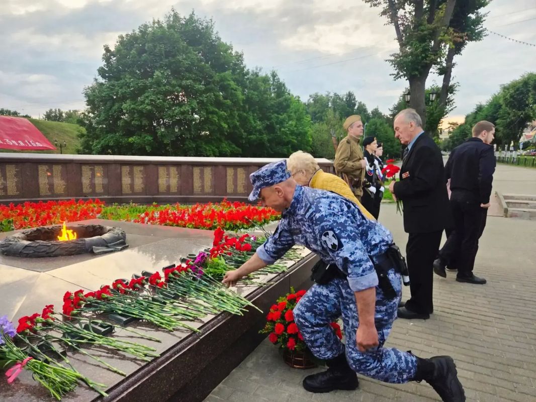 Росгвардейцы присоединились к акции «Свеча памяти» в Подмосковье Росгвардейцы присоединились к акции «Свеча памяти» в Подмосковье
