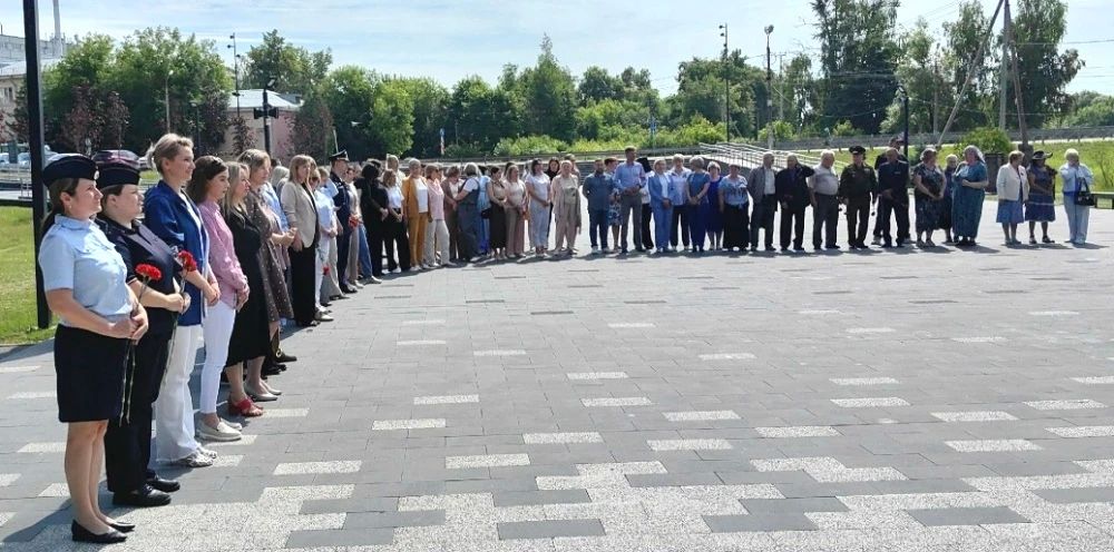 Сотрудники полиции в Луховицах приняли участие в мероприятии, посвященном Дню памяти и скорби Сотрудники полиции в Луховицах приняли участие в мероприятии, посвященном Дню памяти и скорби
