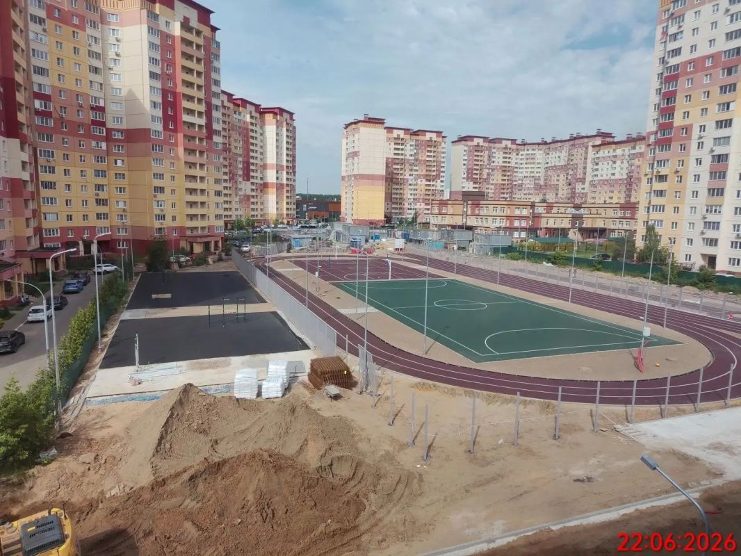 В новой школе ЖК «Новые Островцы» появился современный стадион В новой школе ЖК «Новые Островцы» появился современный стадион