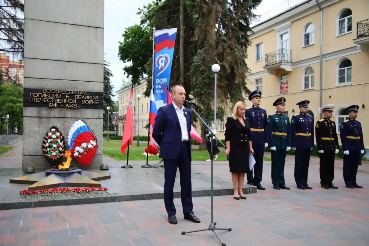 22 июня, в День памяти и скорби, жители Воскресенска собрались у мемориала «Вечный огонь», чтобы почтить память павших в Великой Отечественной войне 22 июня, в День памяти и скорби, жители Воскресенска собрались у мемориала «Вечный огонь», чтобы почтить память павших в Великой Отечественной войне