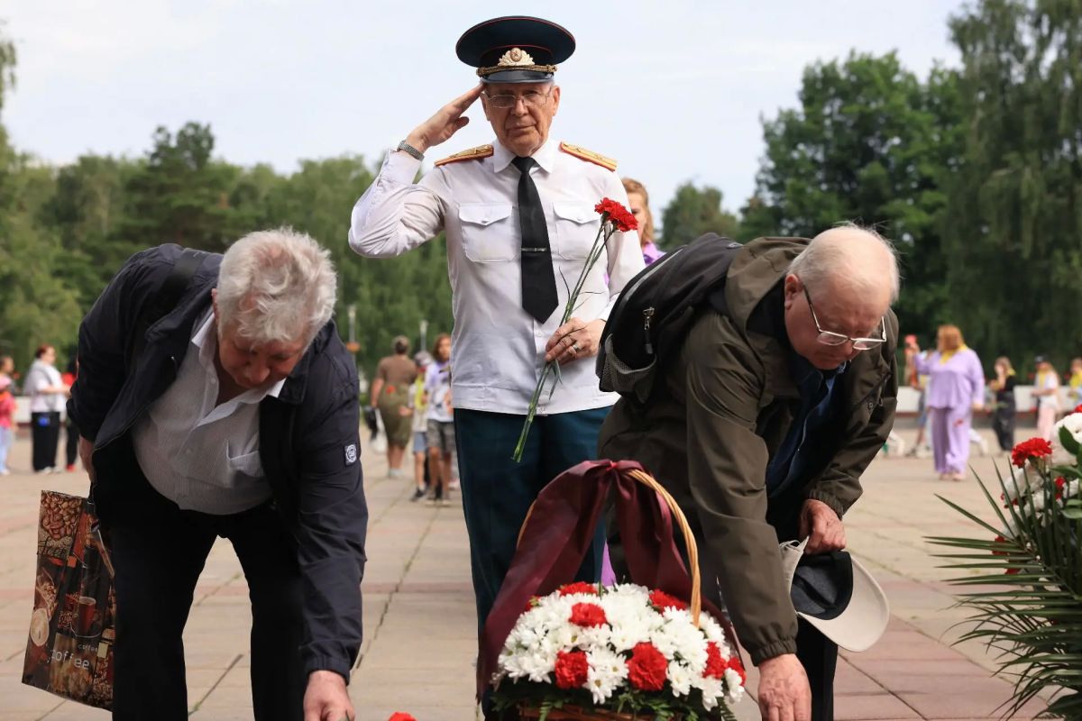 Памятные мероприятия с возложением цветов, посвящённые 85-й годовщине начала Великой Отечественной войны также состоялись у Вечного огня на Мемориале Славы и у памятника Защитникам Отечества в микрорайоне Юбилейный Памятные мероприятия с возложением цветов, посвящённые 85-й годовщине начала Великой Отечественной войны также состоялись у Вечного огня на Мемориале Славы и у памятника Защитникам Отечества в микрорайоне Юбилейный