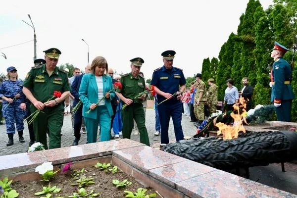 Сотрудники ГУФСИН почтили память павших в Великой Отечественной войне в День памяти и скорби Сотрудники ГУФСИН почтили память павших в Великой Отечественной войне в День памяти и скорби
