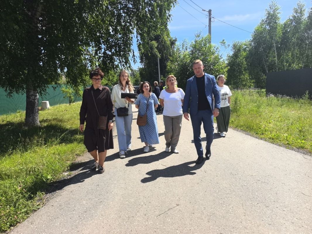 Уполномоченный главы округа Нина Ушакова вместе с депутатом Мособлдумы Михаилом Жданом и депутатом Совета депутатов Любовью Дмитриевой посетили один из районов Заветов Ильича с рабочим визитом Уполномоченный главы округа Нина Ушакова вместе с депутатом Мособлдумы Михаилом Жданом и депутатом Совета депутатов Любовью Дмитриевой посетили один из районов Заветов Ильича с рабочим визитом