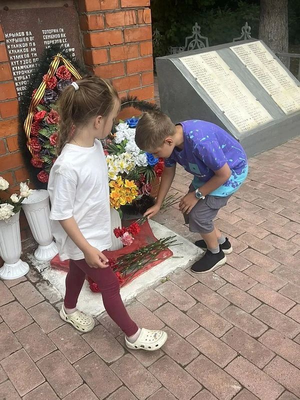 22 июня у памятника погибшим воинам в Великой Отечественной войне в посёлке городского типа Хорлово прошло памятное мероприятие «Без срока давности» 22 июня у памятника погибшим воинам в Великой Отечественной войне в посёлке городского типа Хорлово прошло памятное мероприятие «Без срока давности»