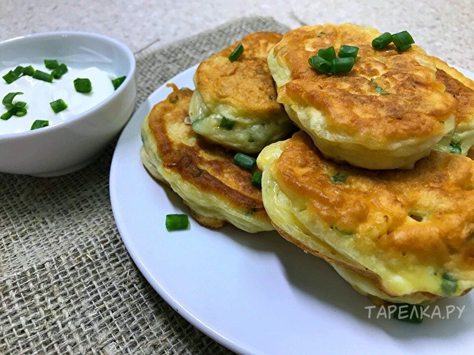 Легкие пирожки с яйцами и луком: быстрое решение для занятых хозяек