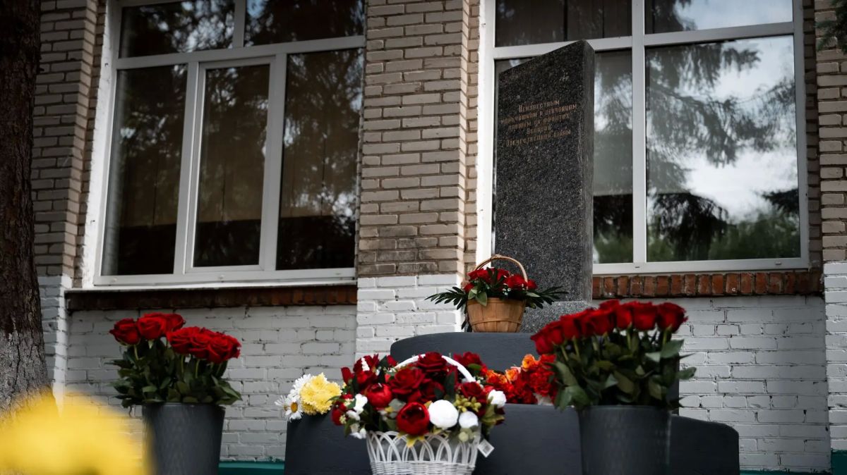 Владимир Волков: Мемориал «Неизвестным мальчишкам и девчонкам, павшим на фронтах Великой Отечественной войны» открыли в День памяти и скорби на территории школы №52 в Малаховке Владимир Волков: Мемориал «Неизвестным мальчишкам и девчонкам, павшим на фронтах Великой Отечественной войны» открыли в День памяти и скорби на территории школы №52 в Малаховке
