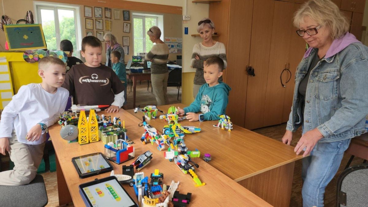 На летней площадке «Нескучные каникулы» в «Академии развития» ребята от 7 до 12 лет придумали свою версию доисторического мира На летней площадке «Нескучные каникулы» в «Академии развития» ребята от 7 до 12 лет придумали свою версию доисторического мира