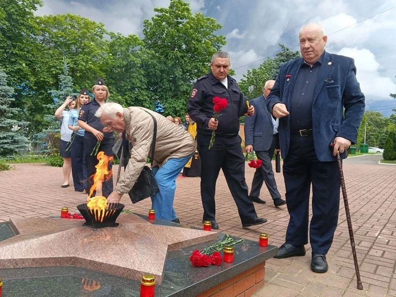 Полицейские в Люберцах присоединились к акции «Свеча памяти» Полицейские в Люберцах присоединились к акции «Свеча памяти»