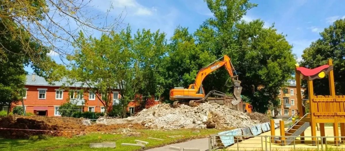 В Пролетарском демонтировали аварийную водонапорную башню В Пролетарском демонтировали аварийную водонапорную башню
