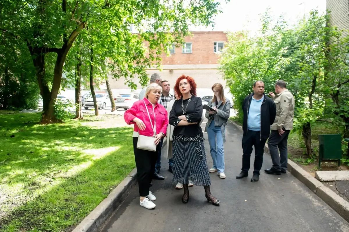 Татьяна Витушева: Осмотрела результаты проведённых работ во дворе дома № 15 на улице Юбилейная в городе Истра Татьяна Витушева: Осмотрела результаты проведённых работ во дворе дома № 15 на улице Юбилейная в городе Истра