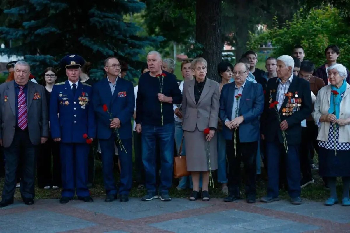 В День памяти и скорби в Ленинском городском округе прошла акция «Свеча памяти», в ходе которой более 3 тысяч свечей зажгли на Аллее Славы у Вечного огня В День памяти и скорби в Ленинском городском округе прошла акция «Свеча памяти», в ходе которой более 3 тысяч свечей зажгли на Аллее Славы у Вечного огня