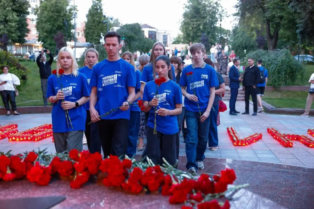 В День памяти и скорби в Ленинском городском округе прошла акция «Свеча памяти», в ходе которой более 3 тысяч свечей зажгли на Аллее Славы у Вечного огня В День памяти и скорби в Ленинском городском округе прошла акция «Свеча памяти», в ходе которой более 3 тысяч свечей зажгли на Аллее Славы у Вечного огня
