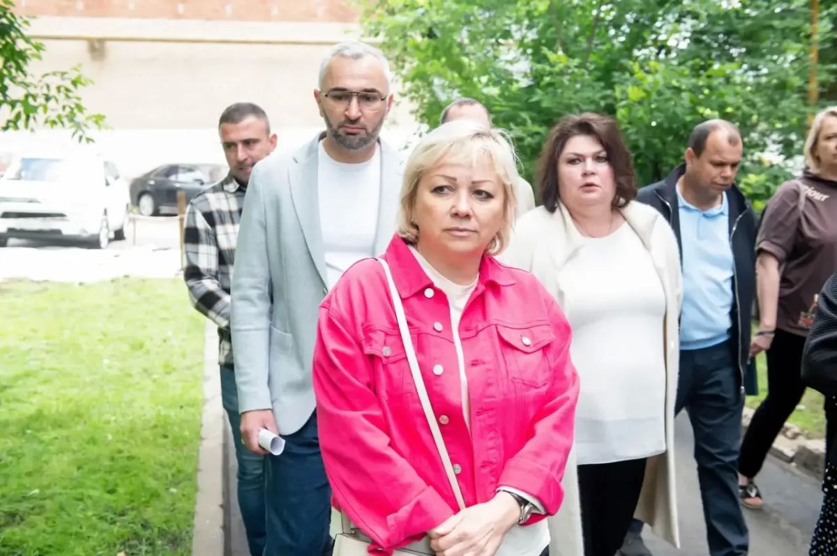 Татьяна Витушева: Осмотрела результаты проведённых работ во дворе дома № 15 на улице Юбилейная в городе Истра Татьяна Витушева: Осмотрела результаты проведённых работ во дворе дома № 15 на улице Юбилейная в городе Истра