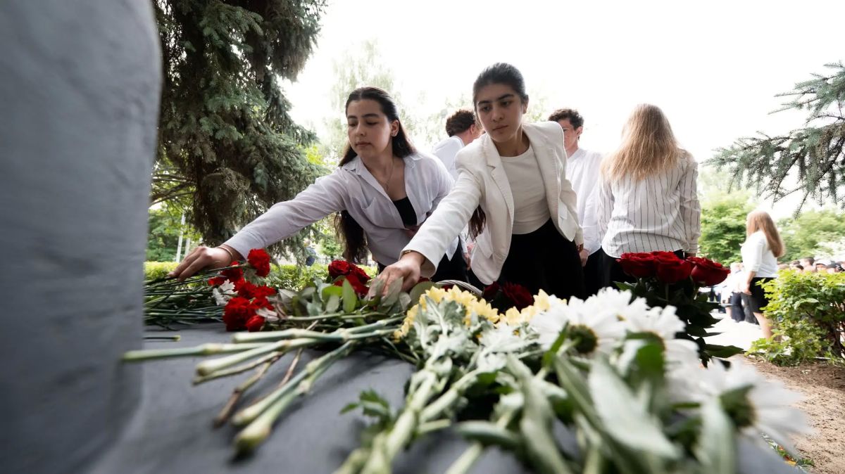 Владимир Волков: Мемориал «Неизвестным мальчишкам и девчонкам, павшим на фронтах Великой Отечественной войны» открыли в День памяти и скорби на территории школы №52 в Малаховке Владимир Волков: Мемориал «Неизвестным мальчишкам и девчонкам, павшим на фронтах Великой Отечественной войны» открыли в День памяти и скорби на территории школы №52 в Малаховке