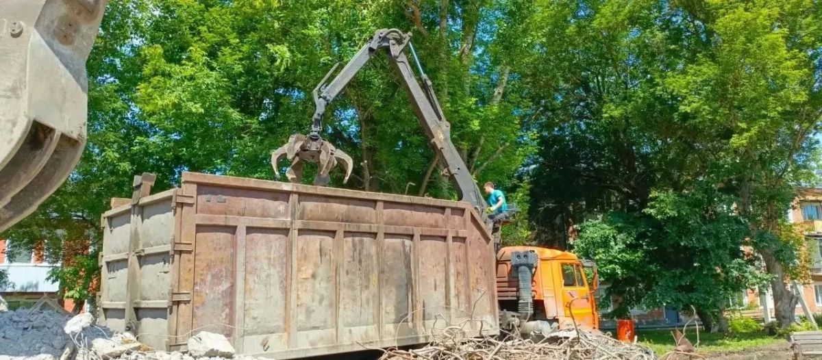 В Пролетарском демонтировали аварийную водонапорную башню В Пролетарском демонтировали аварийную водонапорную башню