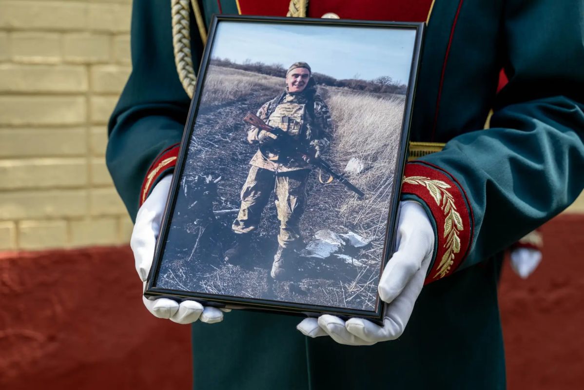 В Реутове открыли мемориальную доску погибшему участнику СВО В Реутове открыли мемориальную доску погибшему участнику СВО