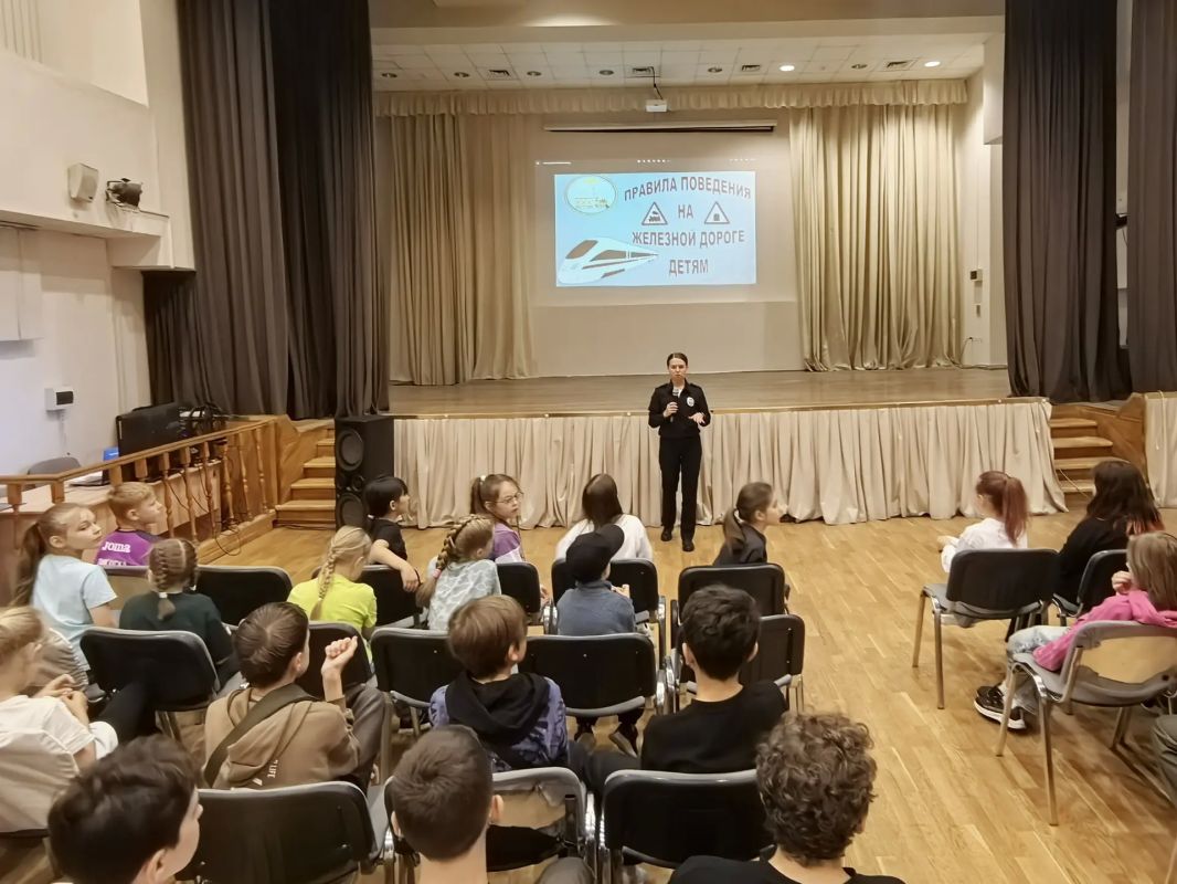 Транспортные полицейские аэропорта Шереметьево и сотрудники МЧС провели профилактическое мероприятие для школьников