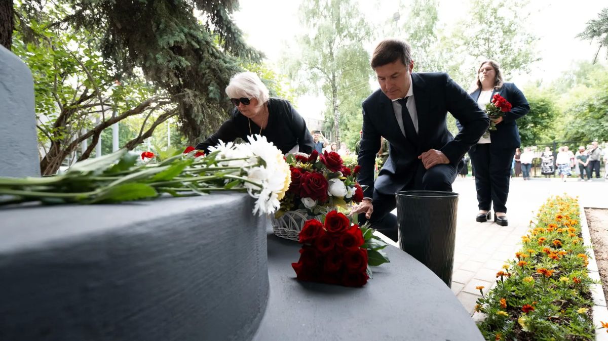 Владимир Волков: Мемориал «Неизвестным мальчишкам и девчонкам, павшим на фронтах Великой Отечественной войны» открыли в День памяти и скорби на территории школы №52 в Малаховке Владимир Волков: Мемориал «Неизвестным мальчишкам и девчонкам, павшим на фронтах Великой Отечественной войны» открыли в День памяти и скорби на территории школы №52 в Малаховке