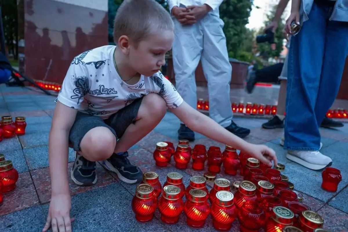 В День памяти и скорби в Ленинском городском округе прошла акция «Свеча памяти», в ходе которой более 3 тысяч свечей зажгли на Аллее Славы у Вечного огня В День памяти и скорби в Ленинском городском округе прошла акция «Свеча памяти», в ходе которой более 3 тысяч свечей зажгли на Аллее Славы у Вечного огня