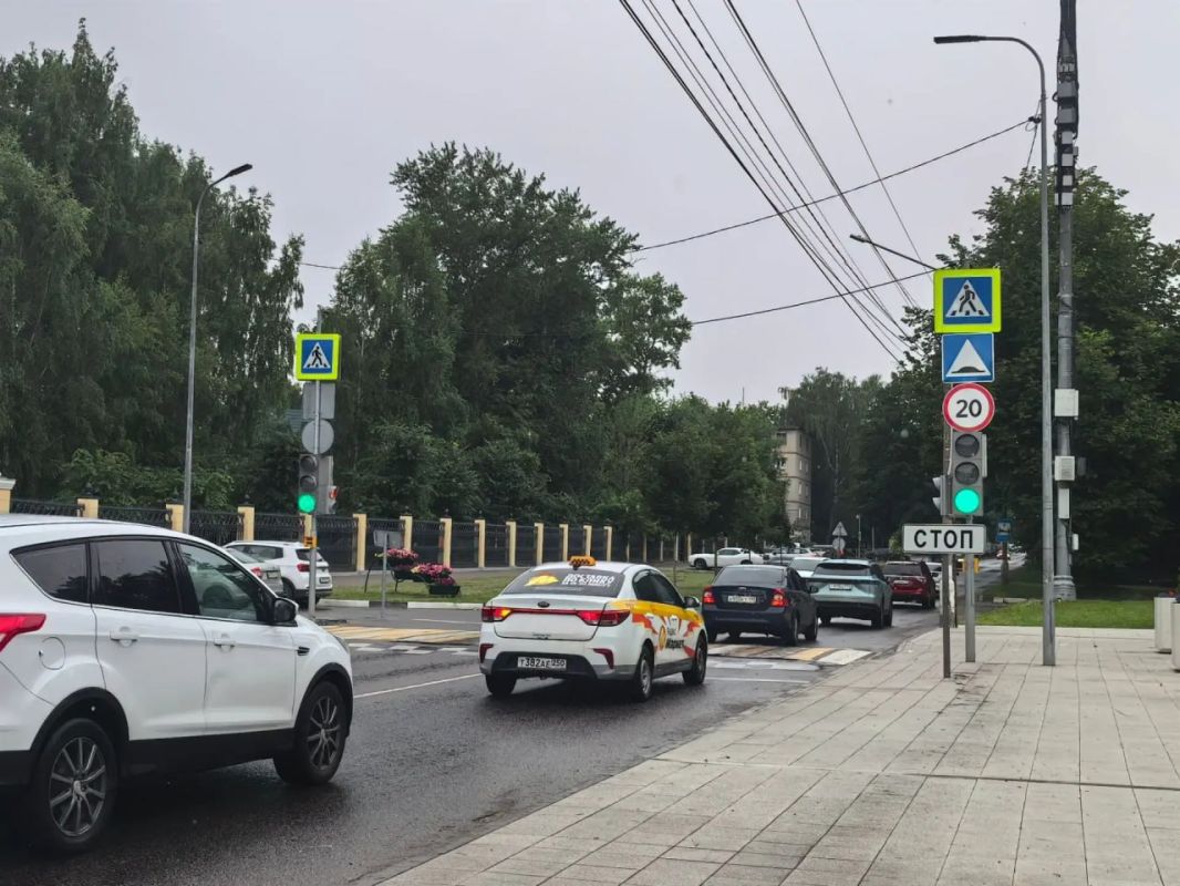 На улице Гагарина в Коломне с понедельника, 22 июня, заработали сразу два новых светофора На улице Гагарина в Коломне с понедельника, 22 июня, заработали сразу два новых светофора