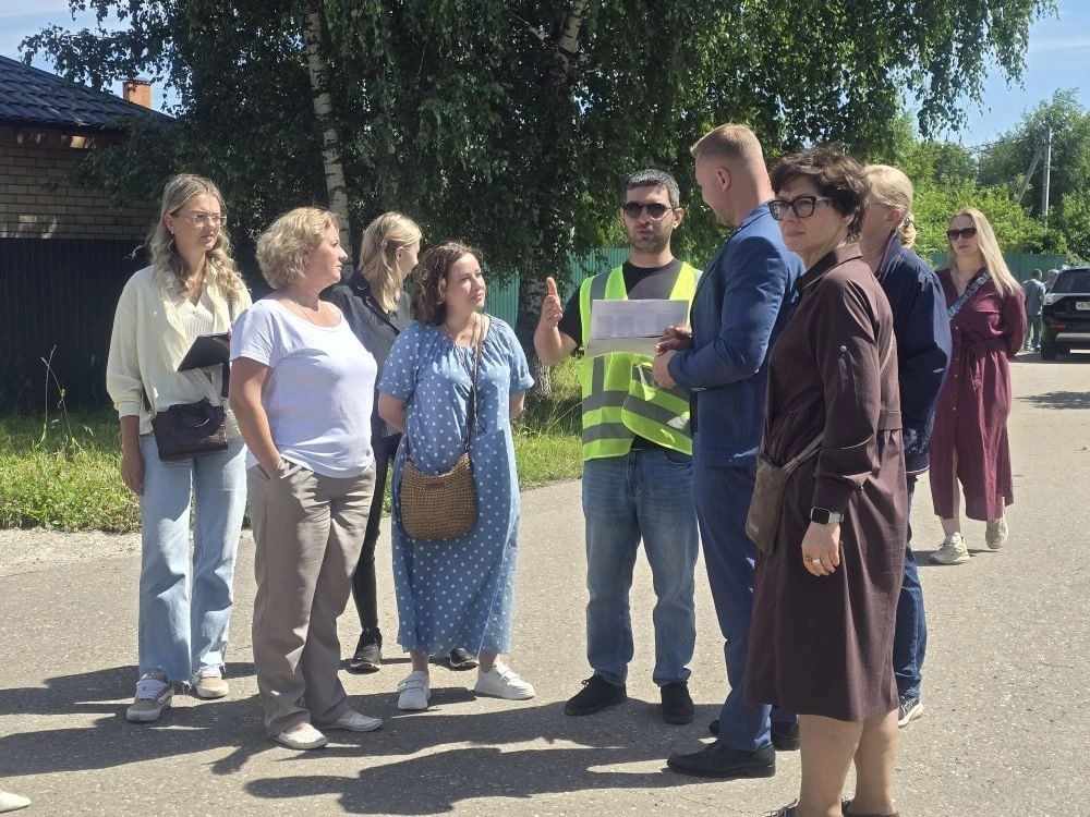 Уполномоченный главы округа Нина Ушакова вместе с депутатом Мособлдумы Михаилом Жданом и депутатом Совета депутатов Любовью Дмитриевой посетили один из районов Заветов Ильича с рабочим визитом Уполномоченный главы округа Нина Ушакова вместе с депутатом Мособлдумы Михаилом Жданом и депутатом Совета депутатов Любовью Дмитриевой посетили один из районов Заветов Ильича с рабочим визитом