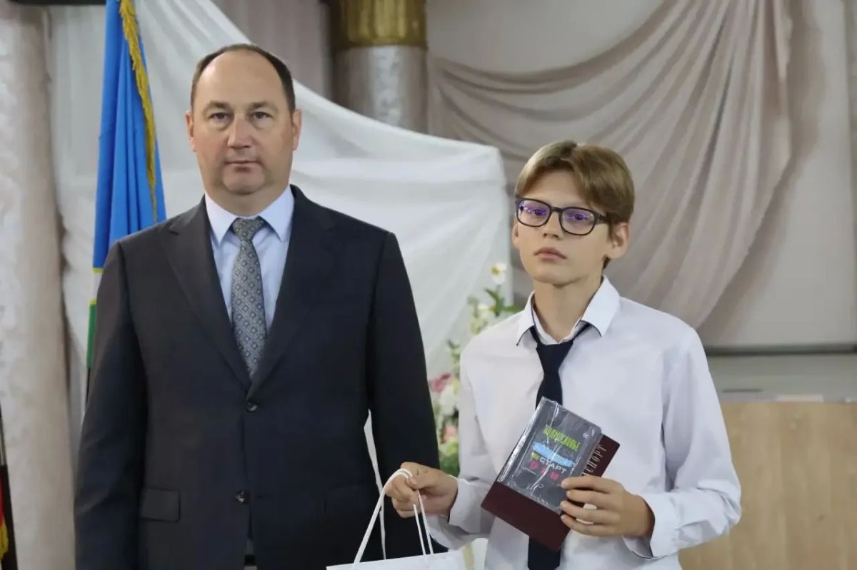 Сергей Мужальских: Вручил главный документ гражданина страны юным жителям округа Сергей Мужальских: Вручил главный документ гражданина страны юным жителям округа
